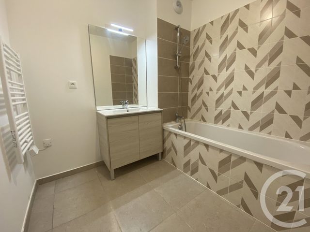 Appartement T3 à vendre - 3 pièces - 70.1 m2 - CLERMONT L HERAULT - 34 - LANGUEDOC-ROUSSILLON - Century 21 Terrasses Et Vallées