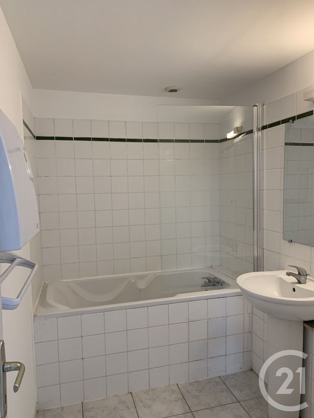 Appartement Loft à louer - 2 pièces - 65.0 m2 - CLERMONT L HERAULT - 34 - LANGUEDOC-ROUSSILLON - Century 21 Terrasses Et Vallées
